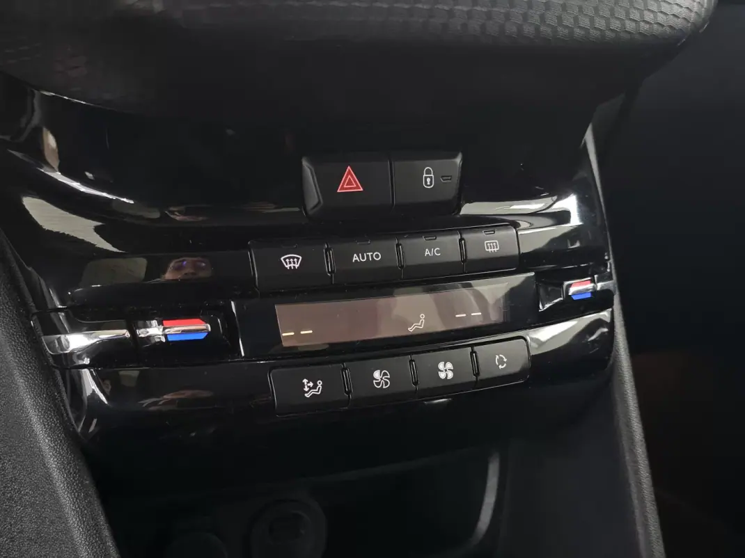 Peugeot 208 2019 - 11950 EUR, 90328 km - AUTO.MOTO.pt - 90328km - foto 25 de 90
