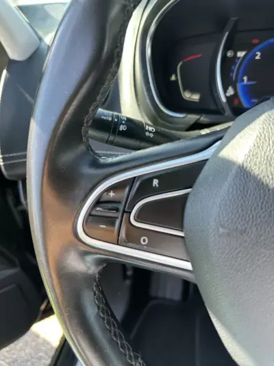 Renault Scénic 2016 - 10900 EUR, 220000 km - AUTO.MOTO.pt - 220000km - foto 40 de 66