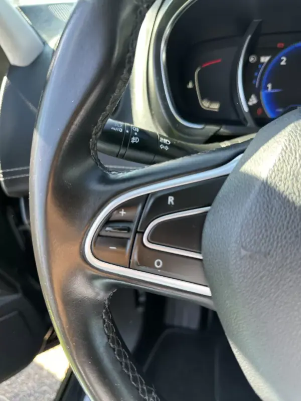 Renault Scénic 2016 - 10900 EUR, 220000 km - AUTO.MOTO.pt - 220000km - foto 40 de 66