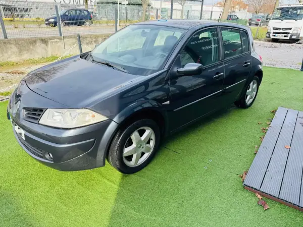 Renault Mégane 2007 - 4750 EUR, 249000 km - AUTO.MOTO.pt - 249000km - foto 2 de 13