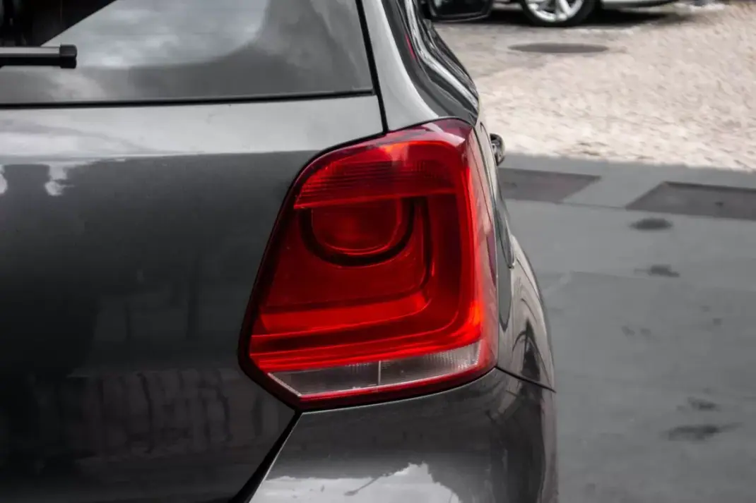 Volkswagen Polo 2011 - 6900 EUR, 195710 km - AUTO.MOTO.pt - 195710km - foto 9 de 23