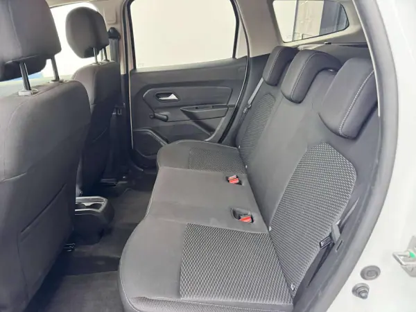Dacia Duster 2019 - 14500 EUR, 114000 km - AUTO.MOTO.pt - 114000km - foto 11 de 17