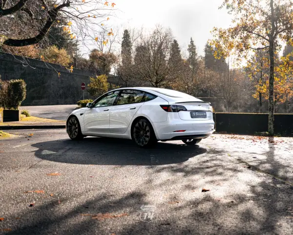Tesla Model 3 2022 - 32990 EUR, 121900 km - AUTO.MOTO.pt - 121900km - foto 28 de 36