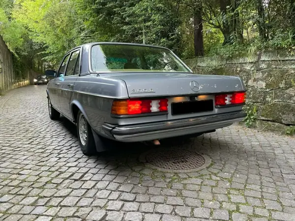 Mercedes-Benz 300 1982 - 13900 EUR, 233000 km - AUTO.MOTO.pt - 233000km - foto 27 de 32