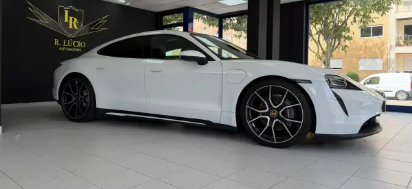 Porsche Taycan bateria Performance Plus 2023 Elétrico — 46 411 km · Porto Porsche Taycan bateria Performance Plus 2023 Elétrico