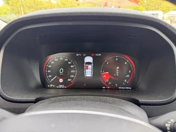 Volvo V90 2017 - 23750 EUR, 133014 km - AUTO.MOTO.pt - 133014km - foto 10 de 25