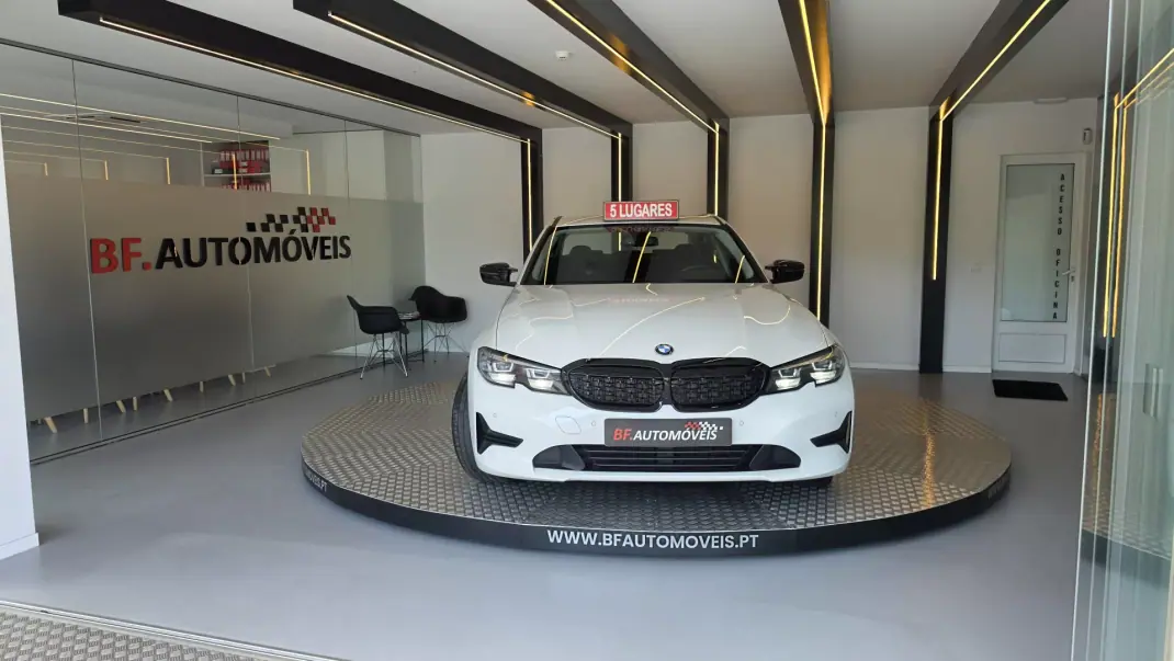 BMW 330 2019 - 22900 EUR, 111028 km - AUTO.MOTO.pt - 111028km - foto 10 de 54