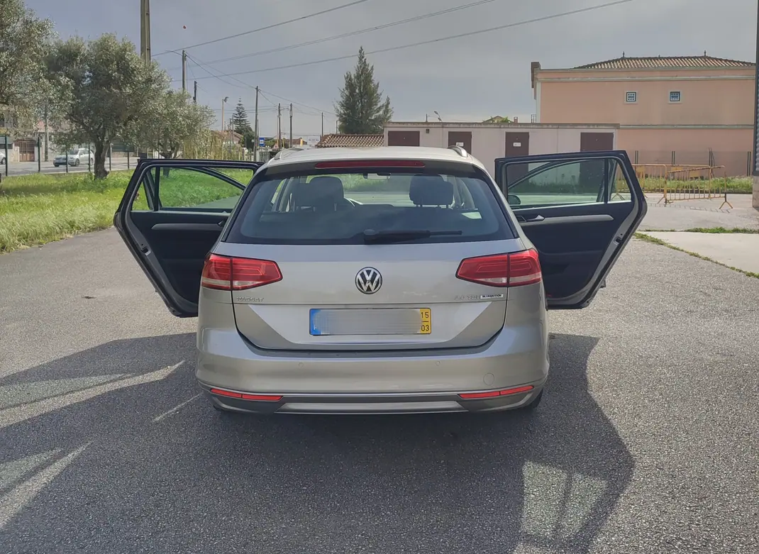 Volkswagen Passat Variant 2015 - 13750 EUR, 203000 km - AUTO.MOTO.pt - 203000km - foto 15 de 18