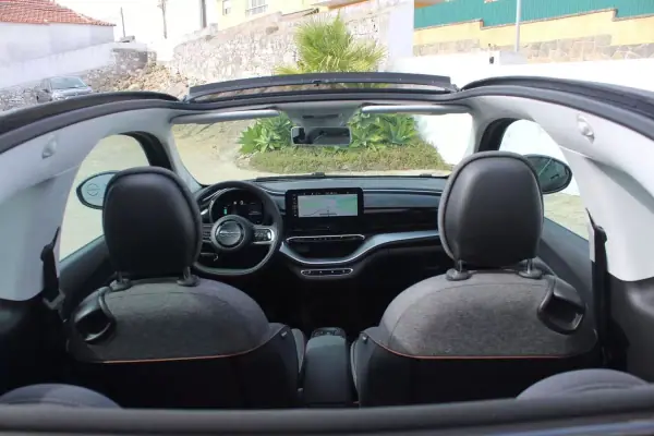 Fiat 500e C 2022 - 19980 EUR, 10413 km - AUTO.MOTO.pt - 10413km - foto 18 de 39