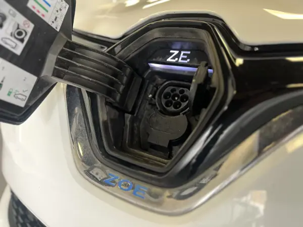 Renault Zoe 2020 - 13990 EUR, 145000 km - AUTO.MOTO.pt - 145000km - foto 50 de 52