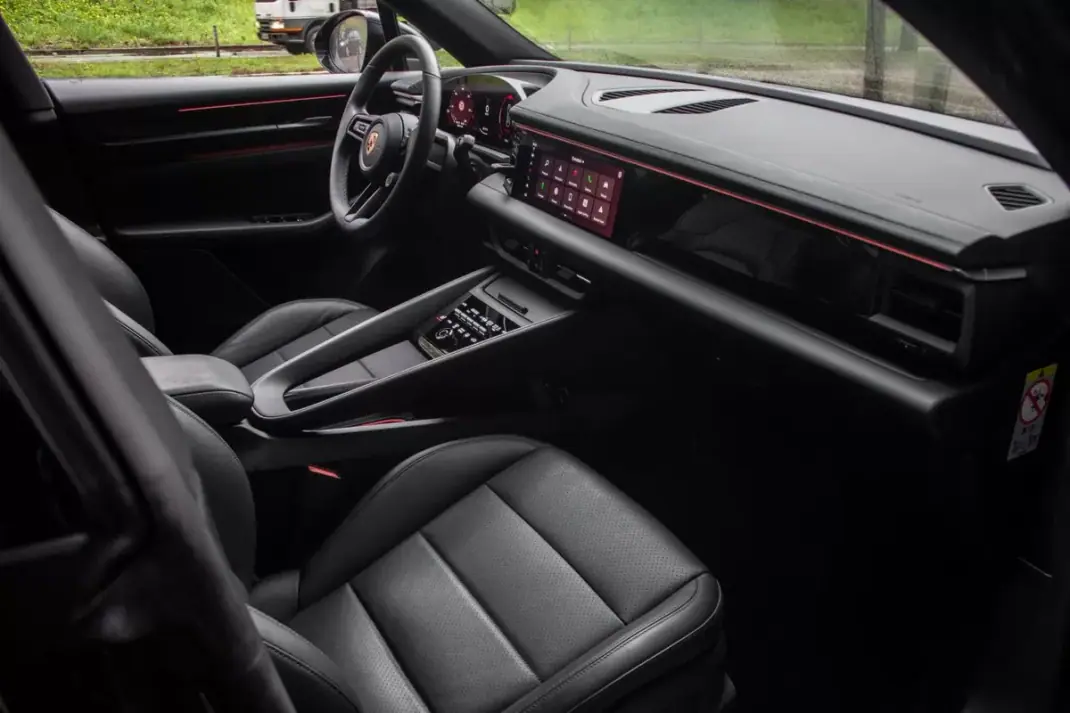 Porsche Macan 2025 - 83990 EUR, 15400 km - AUTO.MOTO.pt - 15400km - foto 31 de 49