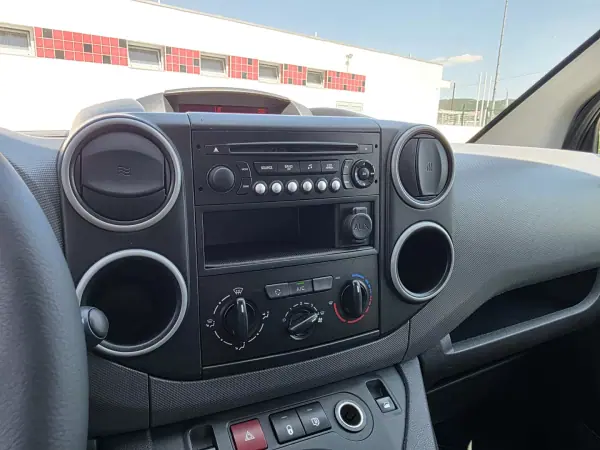 Peugeot Partner 2018 - 12990 EUR, 157000 km - AUTO.MOTO.pt - 157000km - foto 5 de 12