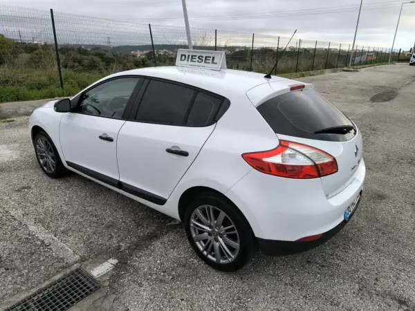 Renault Mégane 1.5 DCI III Hatchback 2013 - 3999 EUR, 317737 km - AUTO.MOTO.pt - 317737km - foto 23 de 50