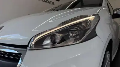 Peugeot 208 2016 - 9990 EUR, 105740 km - AUTO.MOTO.pt - 105740km - foto 2 de 23