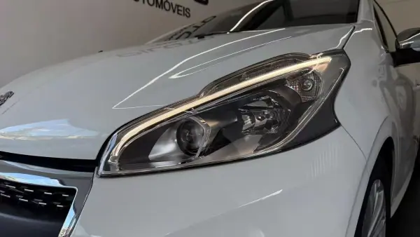 Peugeot 208 2016 - 9990 EUR, 105740 km - AUTO.MOTO.pt - 105740km - foto 2 de 23