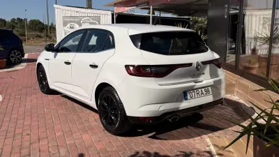 Renault Mégane 2016 - 8990 EUR, 208000 km - AUTO.MOTO.pt - 208000km - foto 5 de 27