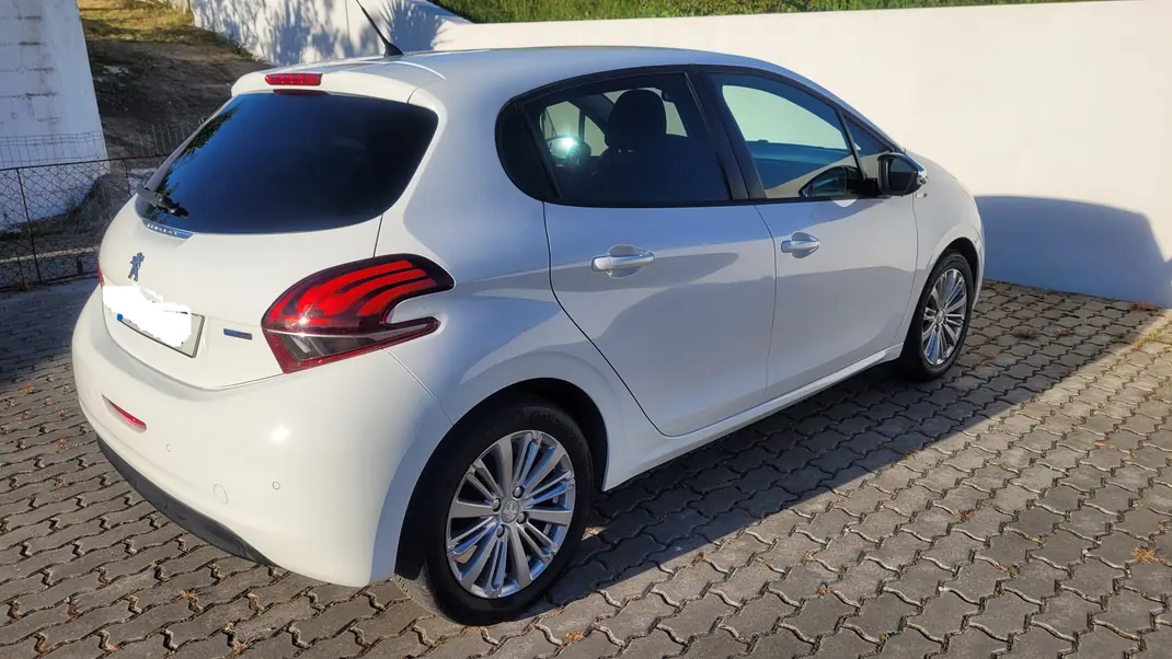 Peugeot 208 2016 - 7990 EUR, 83697 km - AUTO.MOTO.pt - 83697km - foto 8 de 10