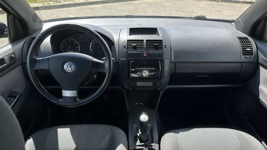Volkswagen Polo 2009 - 4950 EUR, 202000 km - AUTO.MOTO.pt - 202000km - foto 16 de 18