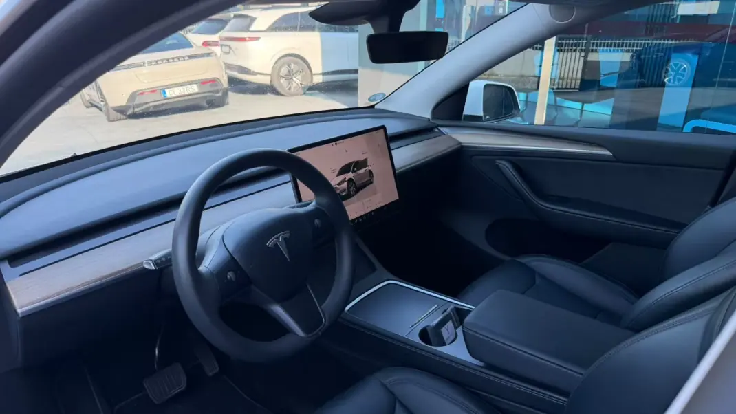 Tesla Model Y 2024 - 38500 EUR, 57000 km - 57000km - foto 6 de 9