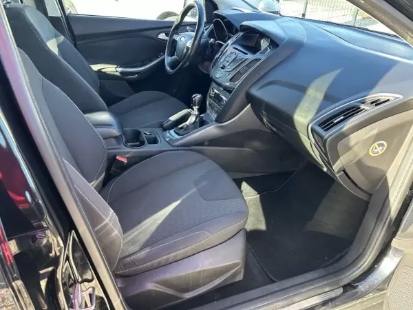 Ford Focus SW 2013 - 9000 EUR, 221936 km - AUTO.MOTO.pt - 221936km - foto 8 de 13
