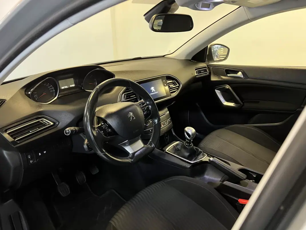 Peugeot 308 SW 2014 - 6990 EUR, 298000 km - AUTO.MOTO.pt - 298000km - foto 11 de 37