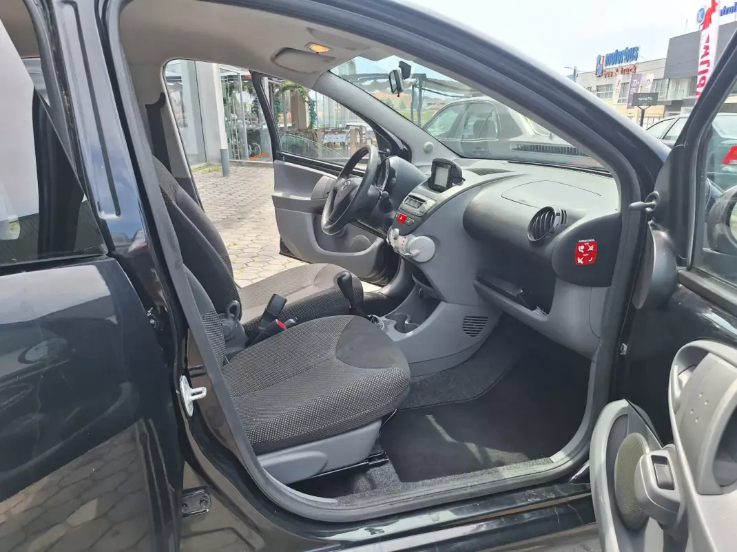 Toyota Aygo 2012 - 5900 EUR, 169000 km - AUTO.MOTO.pt - 169000km - foto 2 de 16