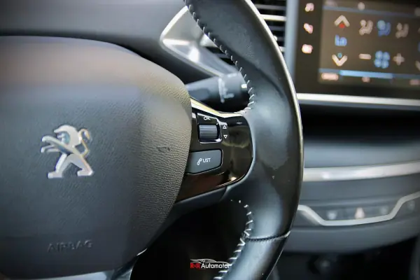 Peugeot 308 2018 - 11900 EUR, 90000 km - 90000km - foto 13 de 29