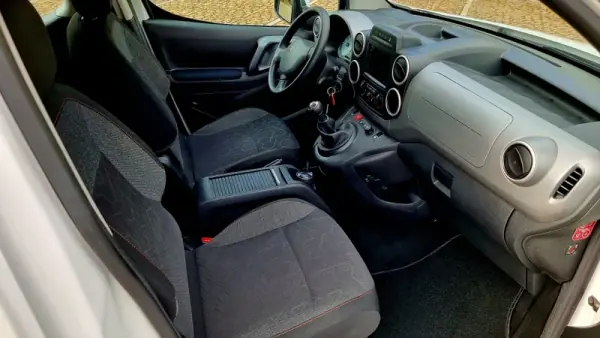 Peugeot Partner 2018 - 14900 EUR, 160000 km - AUTO.MOTO.pt - 160000km - foto 15 de 23