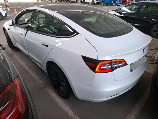 Tesla Model 3 2023 - 31900 EUR, 42949 km - AUTO.MOTO.pt - 42949km - foto 2 de 9