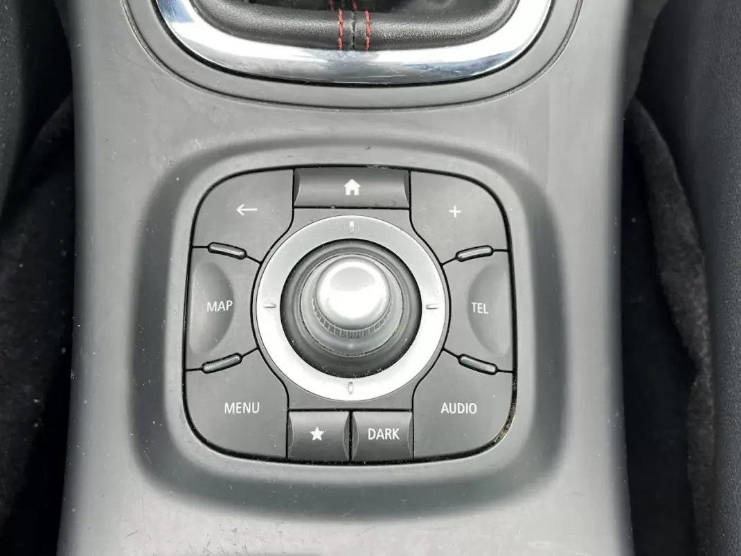 Renault Mégane Sport Tourer 2014 - 7750 EUR, 250000 km - AUTO.MOTO.pt - 250000km - foto 20 de 47