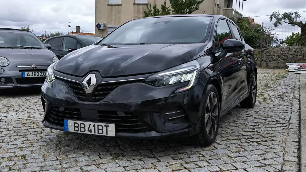 Renault Clio 2023 - 15450 EUR, 71465 km - AUTO.MOTO.pt - 71465km - foto 1 de 9
