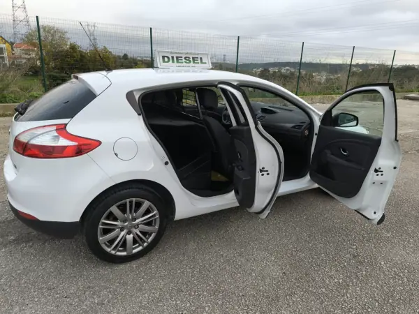 Renault Mégane 1.5 DCI III Hatchback 2013 - 3999 EUR, 317737 km - AUTO.MOTO.pt - 317737km - foto 12 de 50