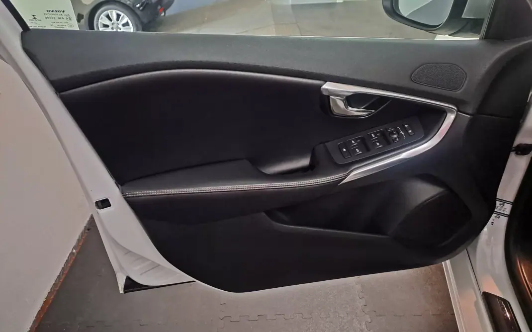 Volvo V40 2015 - 12990 EUR, 179950 km - AUTO.MOTO.pt - 179950km - foto 7 de 29