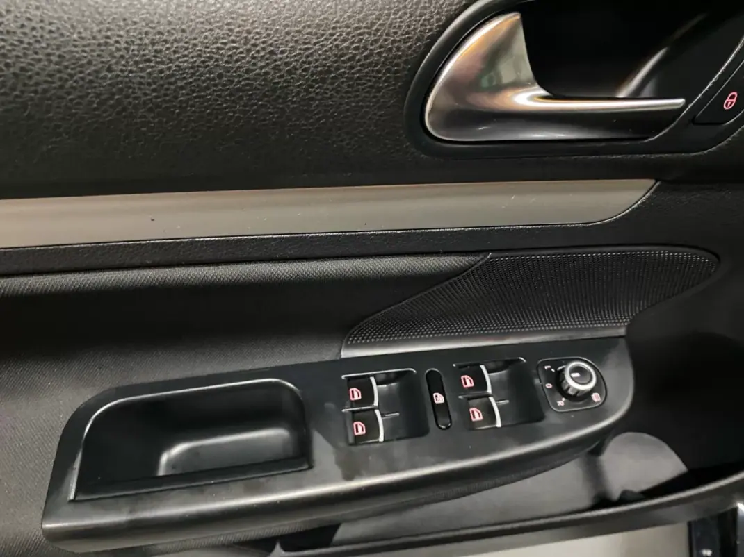 Volkswagen Golf Variant 2008 - 7950 EUR, 267609 km - AUTO.MOTO.pt - 267609km - foto 16 de 20