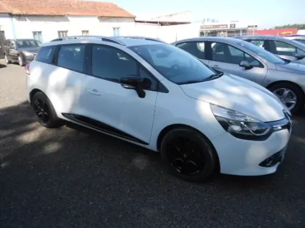 Renault Clio 2013 - 11500 EUR, 137126 km - AUTO.MOTO.pt - 137126km - foto 3 de 13