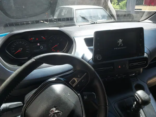 Peugeot Rifter 2020 - 18500 EUR, 125000 km - AUTO.MOTO.pt - 125000km - foto 12 de 14