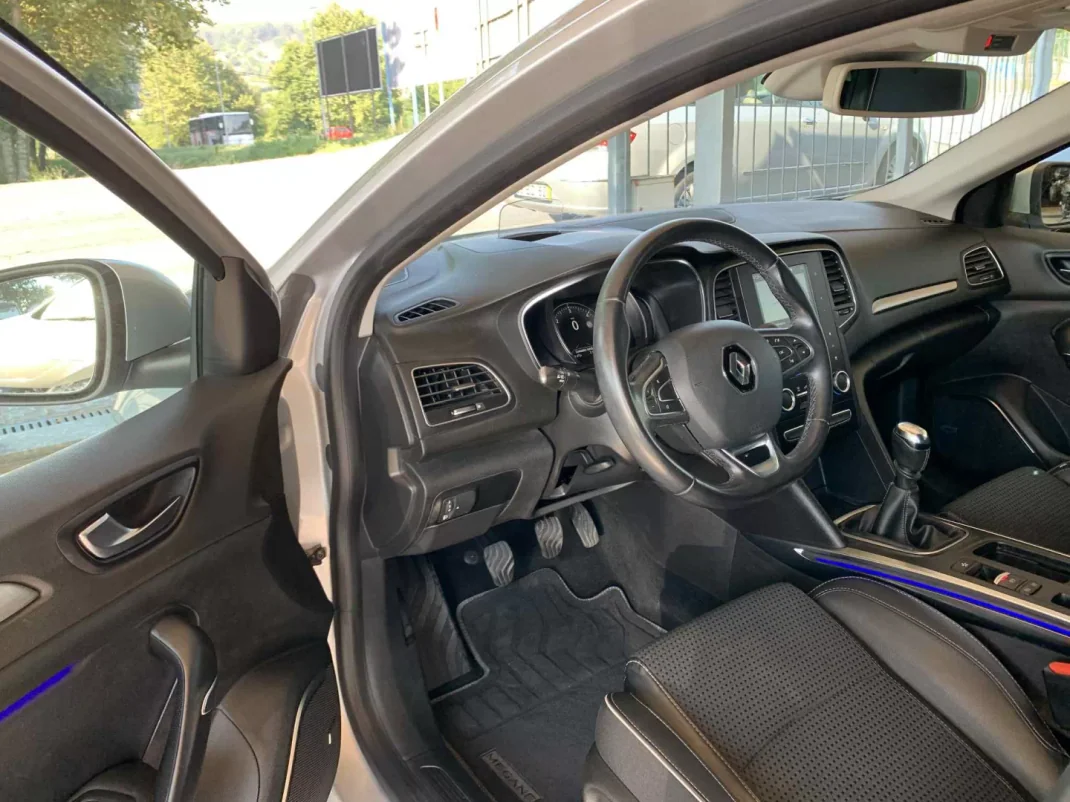 Renault Mégane 2017 - 16750 EUR, 88269 km - AUTO.MOTO.pt - 88269km - foto 25 de 35