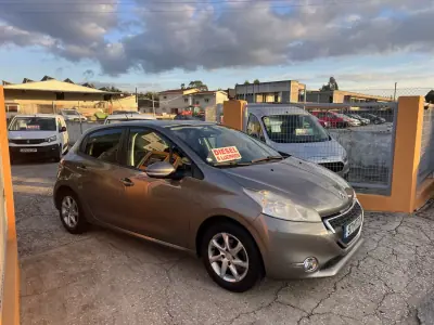 Peugeot 208 2012 - 6950 EUR, 140981 km - AUTO.MOTO.pt - 140981km - foto 2 de 6