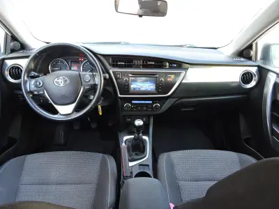 Toyota Auris 2015 - 12750 EUR, 141331 km - AUTO.MOTO.pt - 141331km - foto 8 de 15
