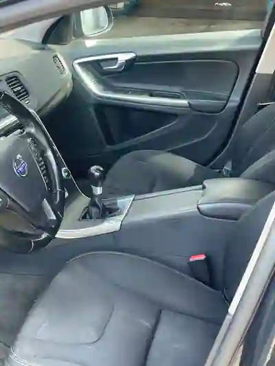 Volvo V60 2014 - 7750 EUR, 220000 km - AUTO.MOTO.pt - 220000km - foto 12 de 13
