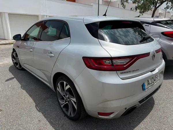 Renault Mégane 2018 - 12500 EUR, 232000 km - AUTO.MOTO.pt - 232000km - foto 8 de 15
