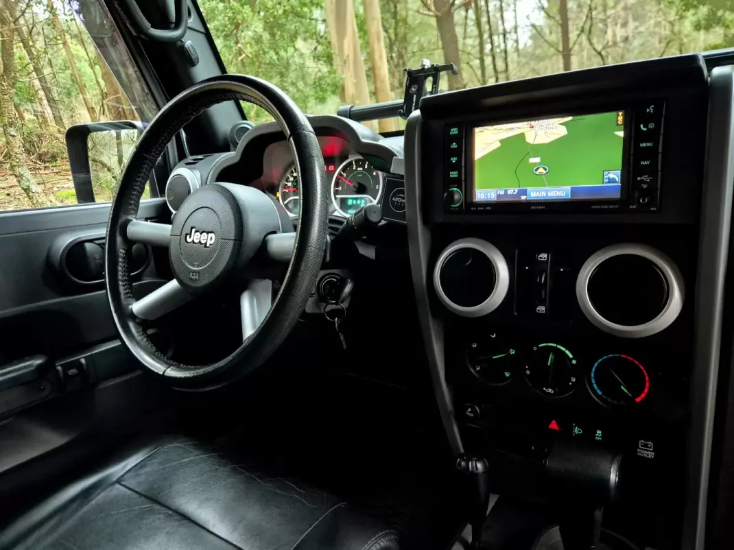 Jeep Wrangler Unlimited 2010 - 41000 EUR, 169000 km - AUTO.MOTO.pt - 169000km - foto 15 de 25