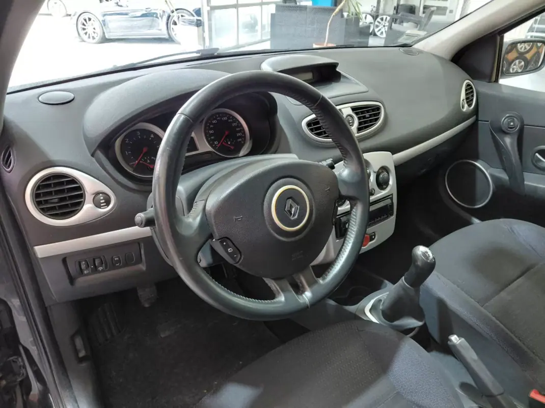 Renault Clio 2005 - 4499 EUR, 296000 km - AUTO.MOTO.pt - 296000km - foto 9 de 17