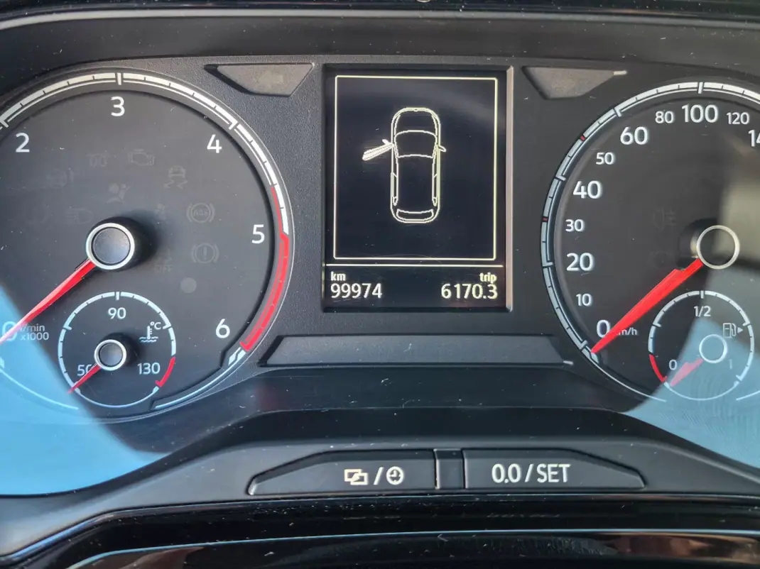 Volkswagen Polo 2018 - 12900 EUR, 99947 km - AUTO.MOTO.pt - 99947km - foto 6 de 11