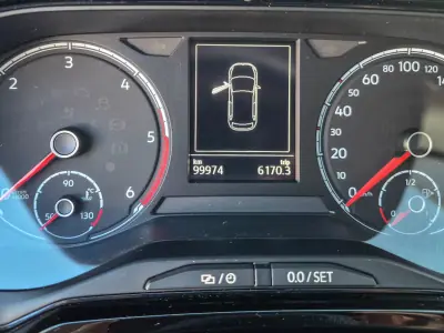 Volkswagen Polo 2018 - 12900 EUR, 99947 km - AUTO.MOTO.pt - 99947km - foto 6 de 11