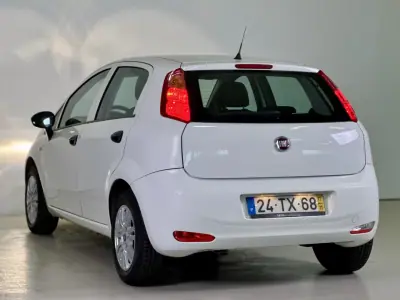 Fiat Punto 2017 - 7950 EUR, 77357 km - AUTO.MOTO.pt - 77357km - foto 4 de 31
