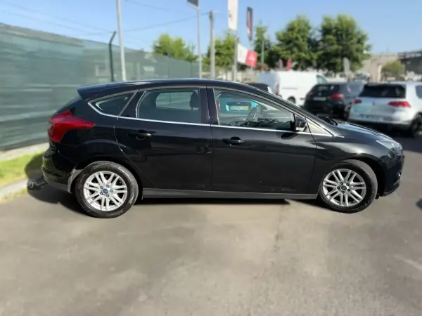 Ford Focus 2014 - 8250 EUR, 213902 km - AUTO.MOTO.pt - 213902km - foto 5 de 19