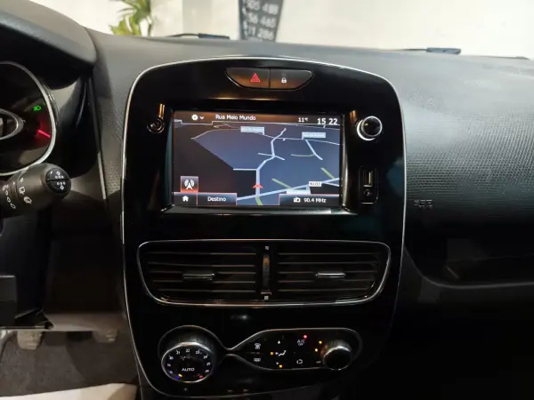 Renault Clio 2019 - 10990 EUR, 99000 km - AUTO.MOTO.pt - 99000km - foto 13 de 24
