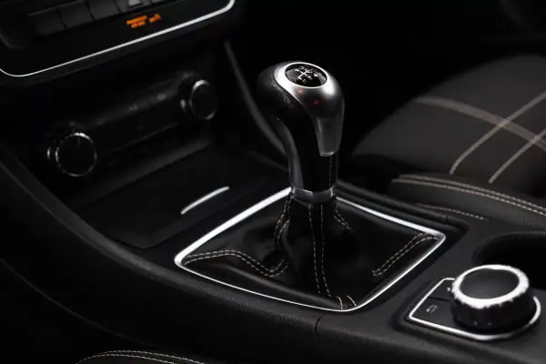 Mercedes-Benz CLA 180 2015 - 15900 EUR, 158000 km - AUTO.MOTO.pt - 158000km - foto 9 de 26