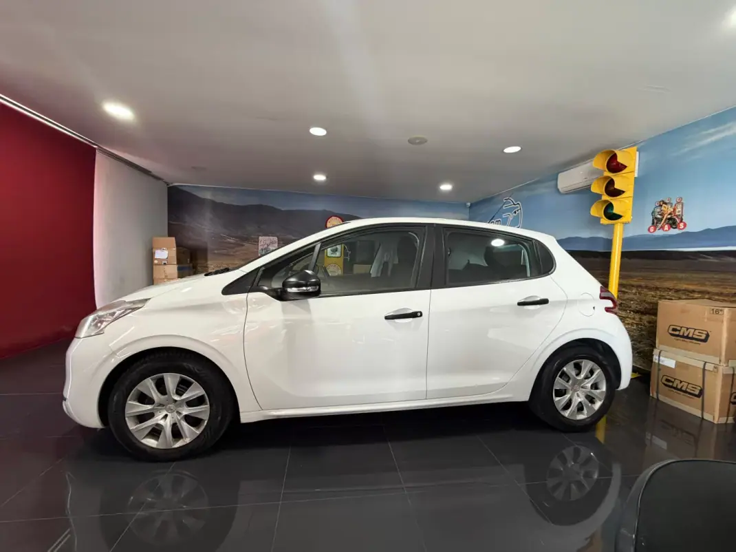 Peugeot 208 2014 - 9950 EUR, 141600 km - AUTO.MOTO.pt - 141600km - foto 1 de 19